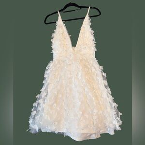 Plus Size 1 XL Elegant White Sleeveless Mini Dress with Butterfly Appliqué